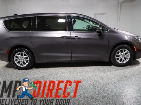 Used 2023 Chrysler Pacifica Touring-L FWD image 6