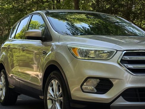 Used 2017 Ford Escape SE FWD image 3