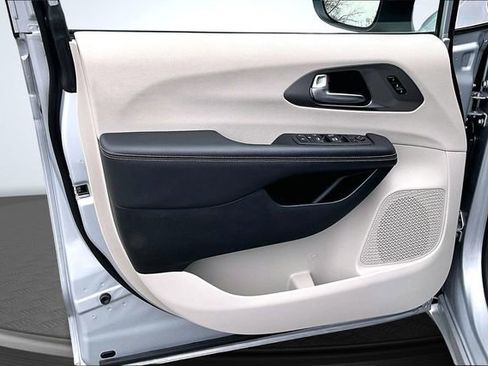 Used 2023 Chrysler Pacifica Touring-L image 18