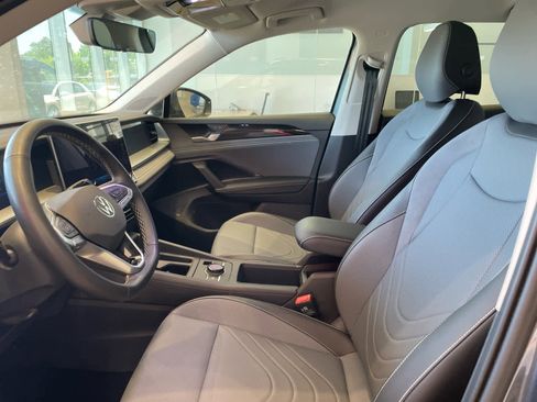 Used 2025 Volkswagen Tiguan SE image 11