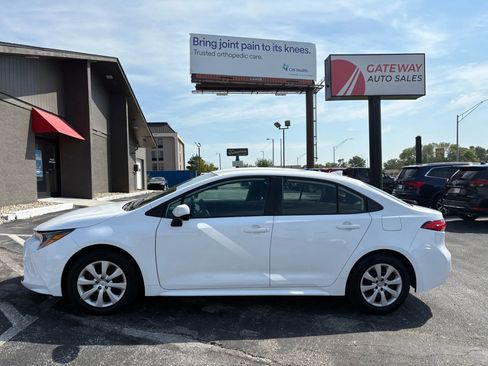 Used 2022 Toyota Corolla LE image 2