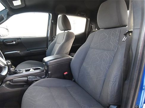 Used 2017 Toyota Tacoma TRD Sport image 9