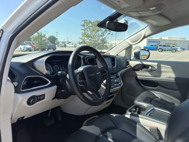 Used 2023 Chrysler Pacifica Touring-L FWD image 11