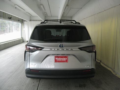 Used 2023 Toyota Sienna XLE image 28
