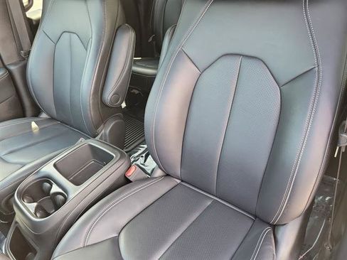 Used 2025 Chrysler Pacifica Select FWD image 5