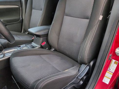 Used 2017 Mitsubishi Outlander SE image 17