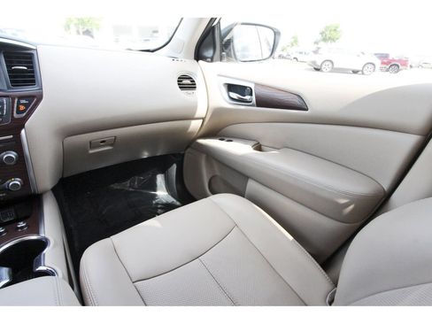 Used 2019 Nissan Pathfinder FWD image 12