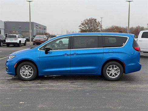 New 2026 Chrysler Pacifica Select image 9