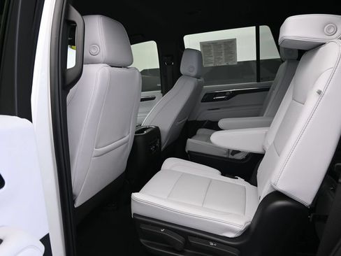 Used 2025 Chevrolet Tahoe Premier AWD/4WD image 17