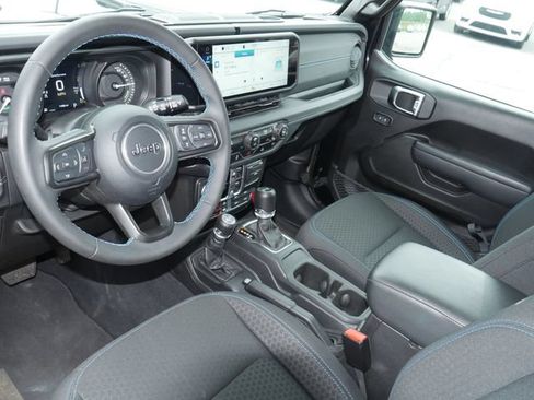 Used 2025 Jeep Wrangler Unlimited Rubicon 4xe AWD/4WD image 14
