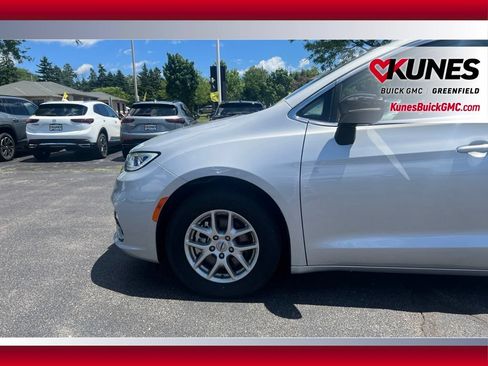 Used 2024 Chrysler Pacifica Touring-L FWD image 15