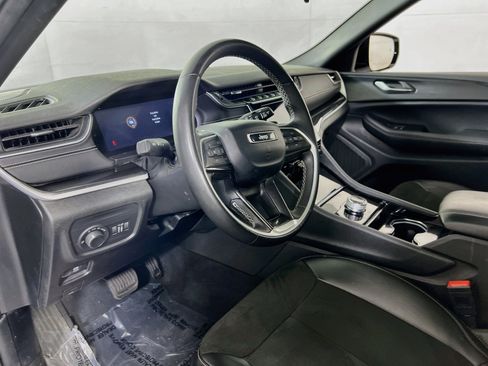 Used 2023 Jeep Grand Cherokee Altitude AWD/4WD image 9