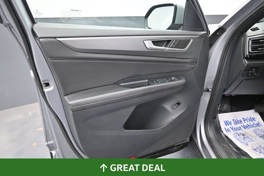 Used 2025 Volkswagen Atlas Cross Sport SE FWD image 31
