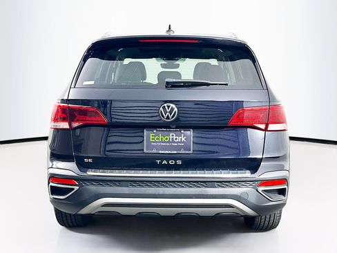Used 2023 Volkswagen Taos SE w/ Panoramic Sunroof Package FWD image 7