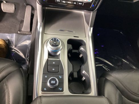 Used 2022 Ford Explorer Platinum w/ Equipment Group 601A AWD/4WD image 18