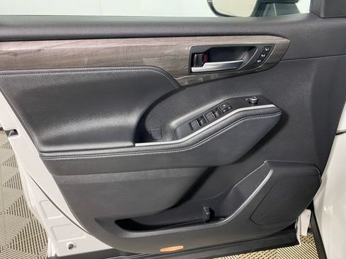 Certified 2024 Toyota Highlander Platinum AWD/4WD image 23