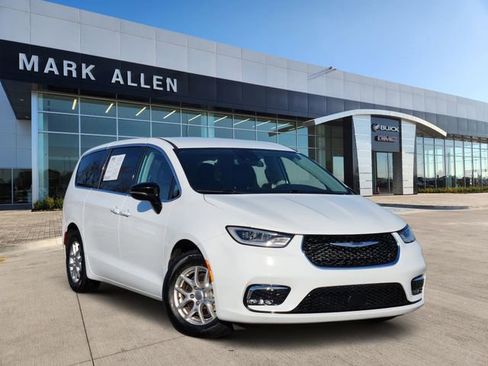 Used 2024 Chrysler Pacifica Touring-L image 1