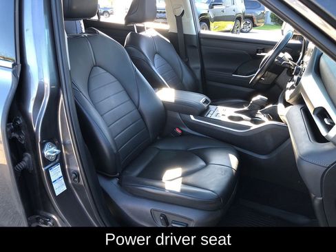 Used 2021 Toyota Highlander XLE AWD/4WD image 7