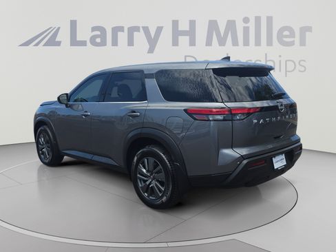 Used 2024 Nissan Pathfinder S FWD image 3