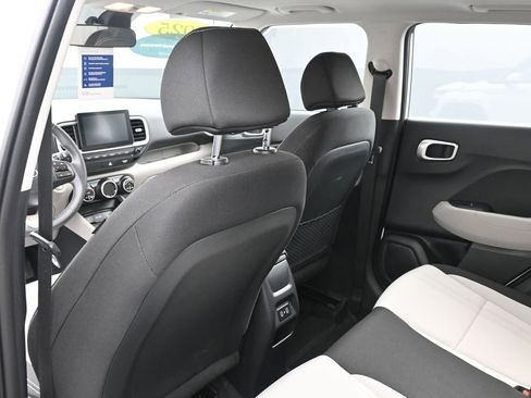 Certified 2025 Hyundai Venue SEL image 22