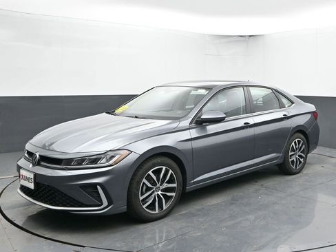 Used 2025 Volkswagen Jetta SE image 5