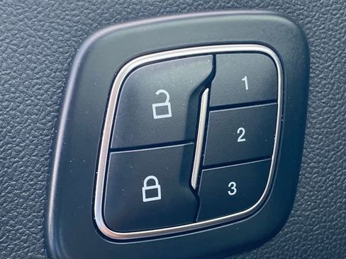 Used 2025 Ford Escape Platinum AWD/4WD image 32