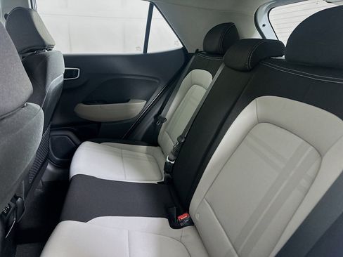 Used 2025 Hyundai Venue SEL image 27