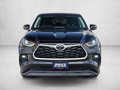 Used 2021 Toyota Highlander LE FWD image 2