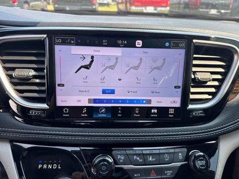 Used 2024 Chrysler Pacifica Limited AWD/4WD image 12