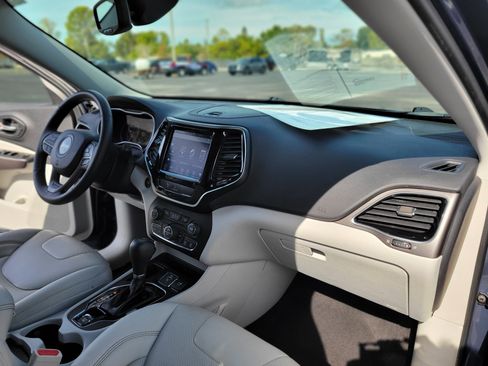 Used 2020 Jeep Cherokee Limited image 29