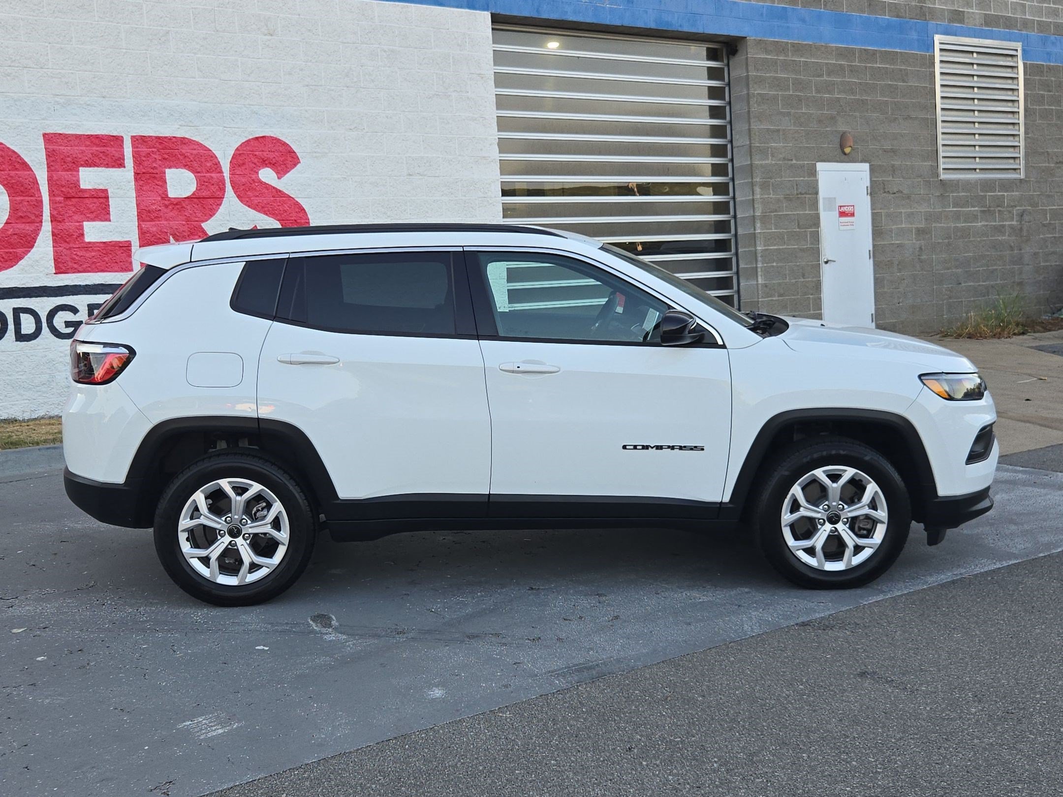 Used 2025 Jeep Compass Latitude AWD/4WD image 8