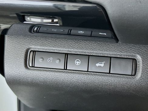 Used 2025 Nissan Pathfinder SV AWD/4WD image 17