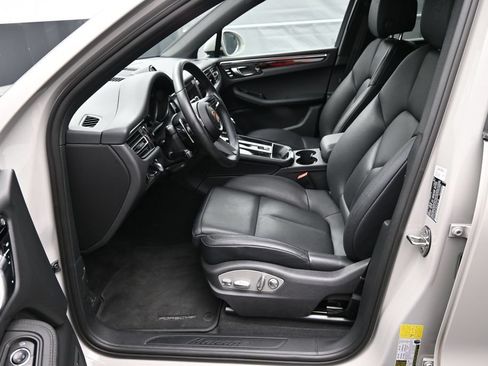 Used 2025 Porsche Macan AWD/4WD image 5