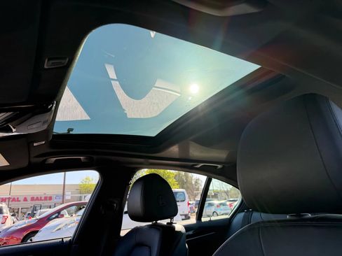 Used 2019 BMW 530e w/ Premium Package RWD image 18