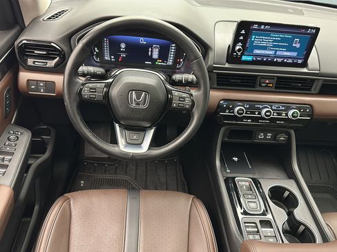Used 2025 Honda Pilot Elite image 13