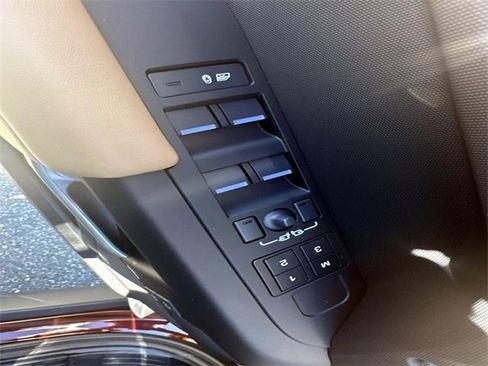 New 2025 Land Rover Defender 130 X-Dynamic SE image 18