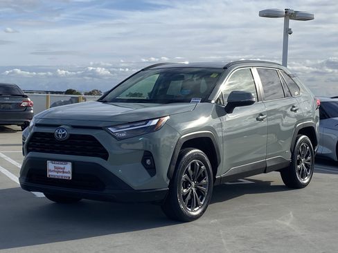Used 2023 Toyota RAV4 XLE Premium AWD/4WD image 6