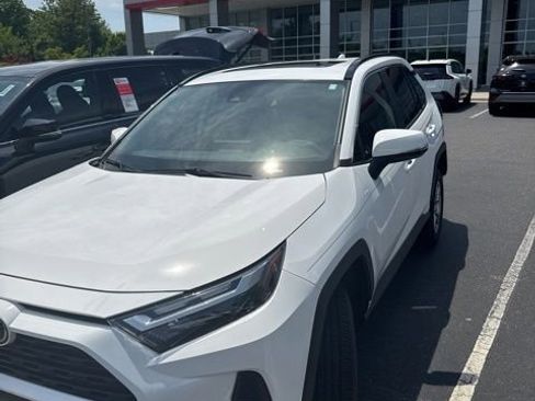 Used 2022 Toyota RAV4 XLE w/ Convenience Package FWD image 2
