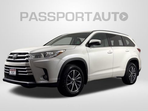 Used 2017 Toyota Highlander XLE AWD/4WD image 1