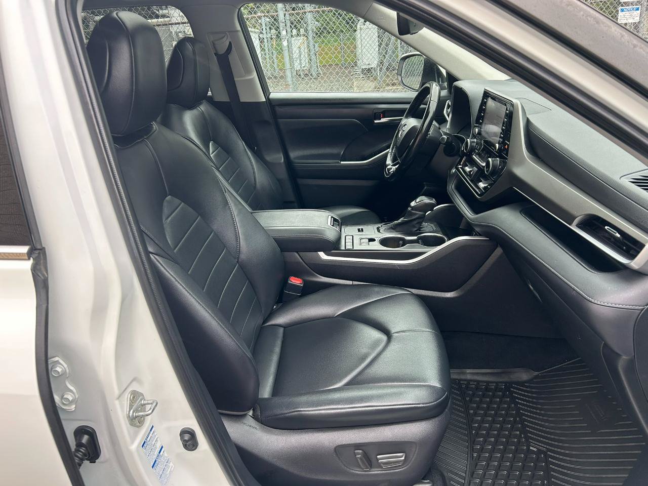 Used 2020 Toyota Highlander XLE AWD/4WD image 18