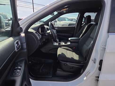 Used 2020 Jeep Grand Cherokee Laredo image 9