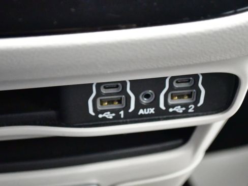Used 2025 Chrysler Pacifica Select FWD image 32