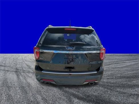 Used 2018 Ford Explorer XLT w/ Equipment Group 202A image 5