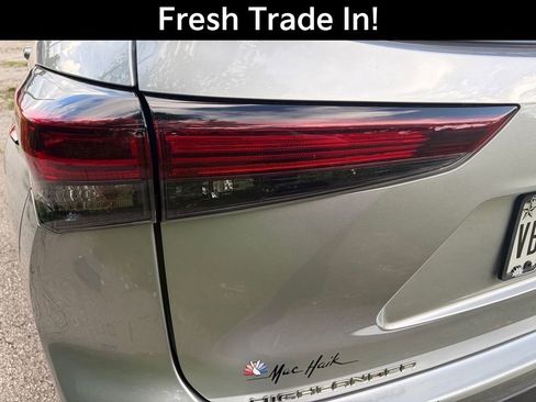 Used 2024 Toyota Highlander XSE FWD image 11