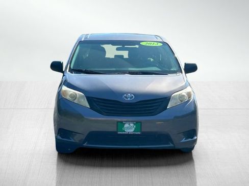 Used 2013 Toyota Sienna L w/ Towing Pkg FWD image 2
