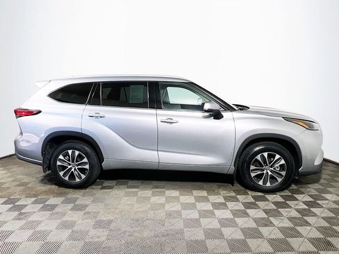 Used 2022 Toyota Highlander XLE AWD/4WD image 8