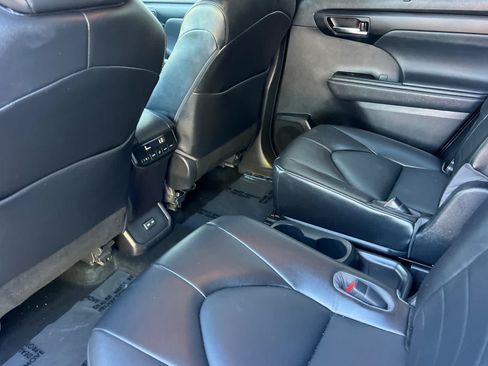 Certified 2022 Toyota Highlander XLE AWD/4WD image 4