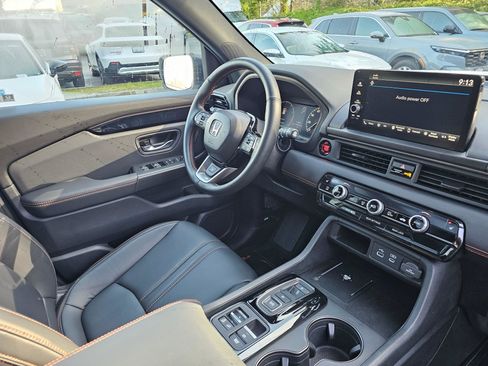 Used 2025 Honda Pilot TrailSport image 10