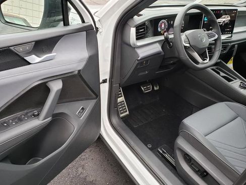 New 2026 Volkswagen Tiguan SE R-Line FWD image 6