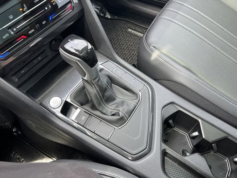 Certified 2024 Volkswagen Tiguan SE w/ Panoramic Sunroof Package FWD image 23